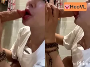 Vào nhà tắm thẩm du bú thằng nhỏ giả