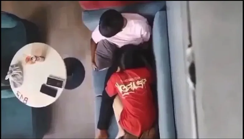 Quay lén ghệ mút liếm cho người tình nơi công cộng