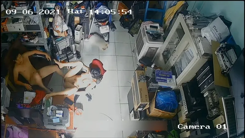 Vợ chồng yêu phang nhau trong của hàng máy tính
